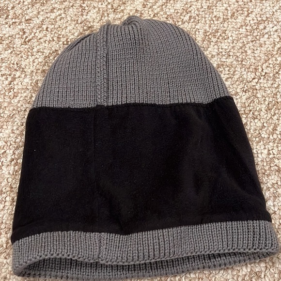 Comfortable, warm toque made from a blend of Merino wool and recycled polyester. - Picture 2 of 3
